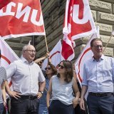 Aux côtés de Pierre-Yves Maillard, patron de l'USS: la présidente d'Unia Vania Alleva (à gauche), Mattea Meyer, co-présidente du PS, et Adrian Wuethrich (à droite), de Travail.Suisse, mardi à Berne.